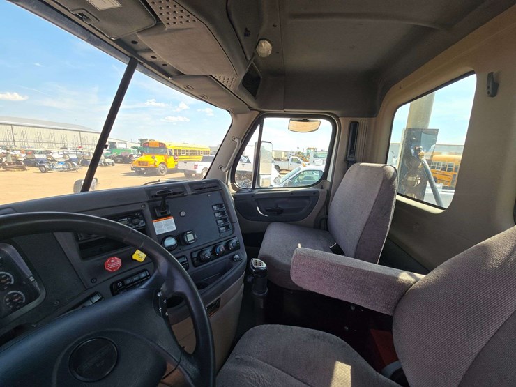 2014-freightliner-cascadia-125-image-11