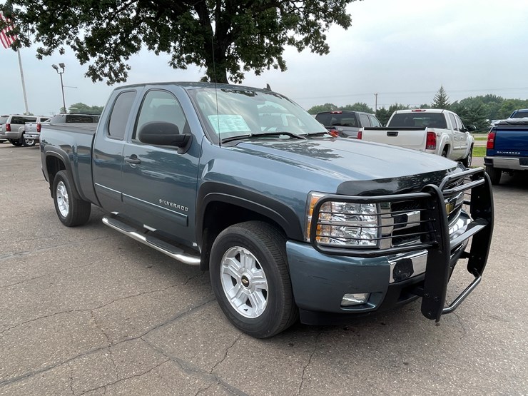 2011-chevrolet-silverado-1500-image-3