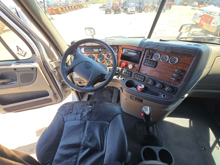 2009-freightliner-cascadia-125-image-18