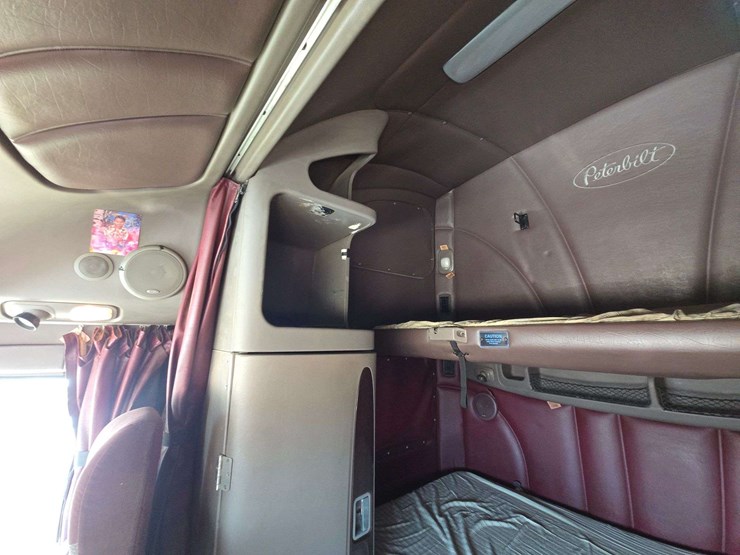 2013-peterbilt-587-image-15