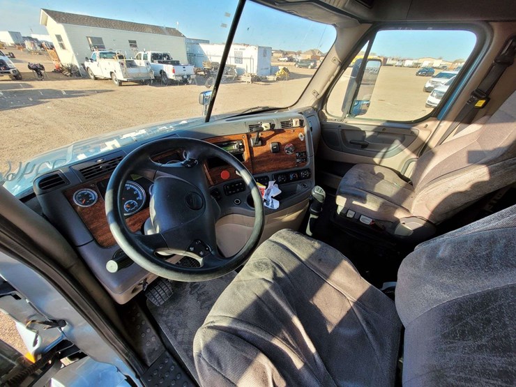2014-freightliner-cascadia-125-image-11