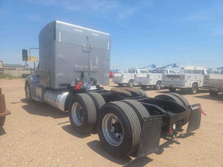 2013-peterbilt-384-image-4