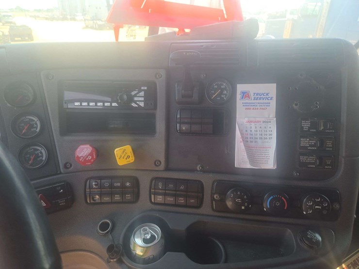2014-freightliner-cascadia-125-image-21