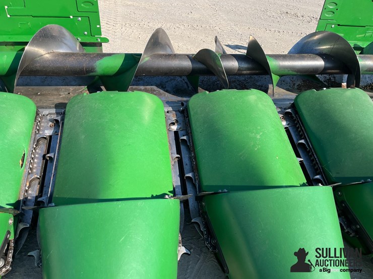 2021-john-deere-c8r-image-16