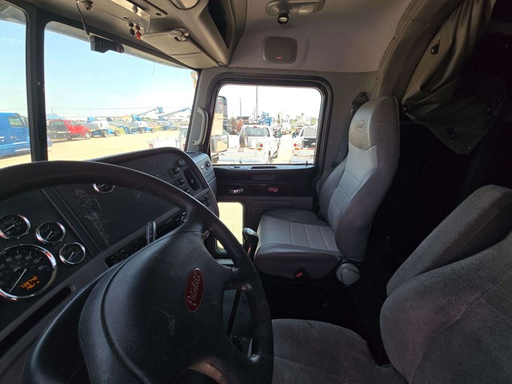 2013-peterbilt-384-image-12