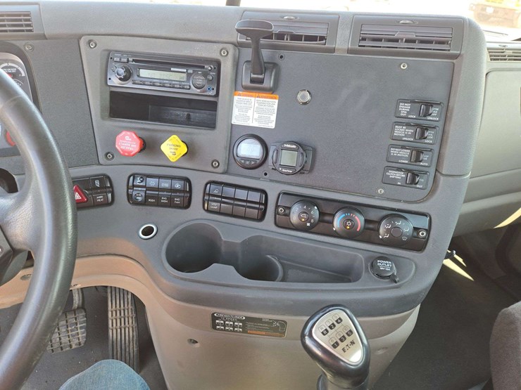 2014-freightliner-cascadia-125-image-13