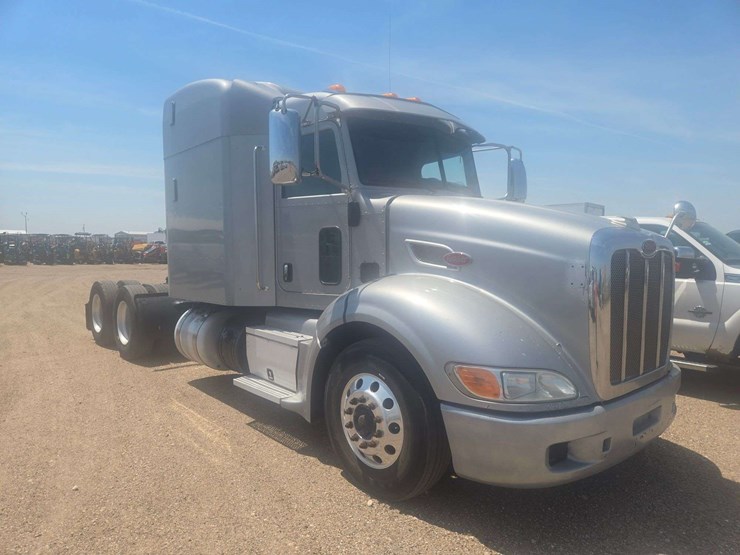 2013-peterbilt-384-image-2