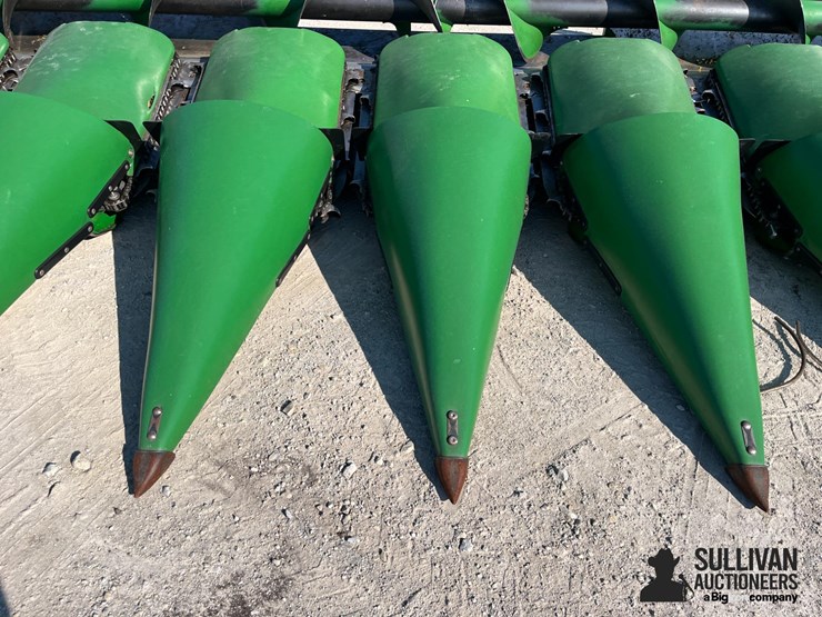 2021-john-deere-c8r-image-11
