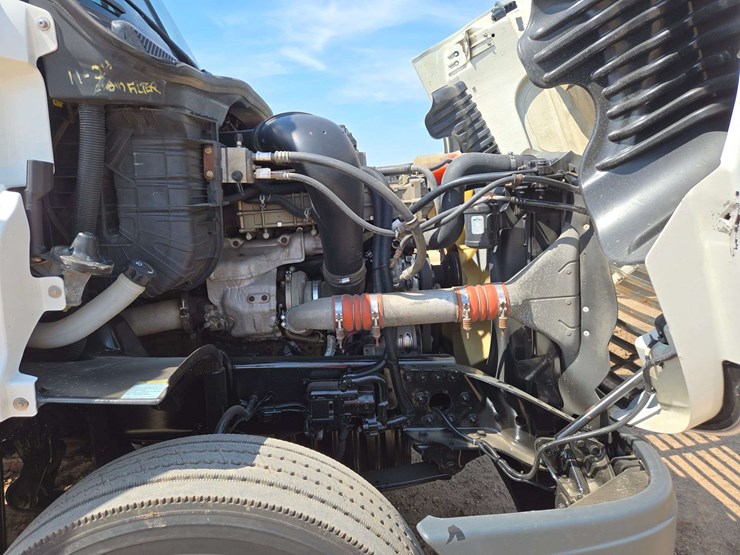 2014-freightliner-cascadia-125-image-17