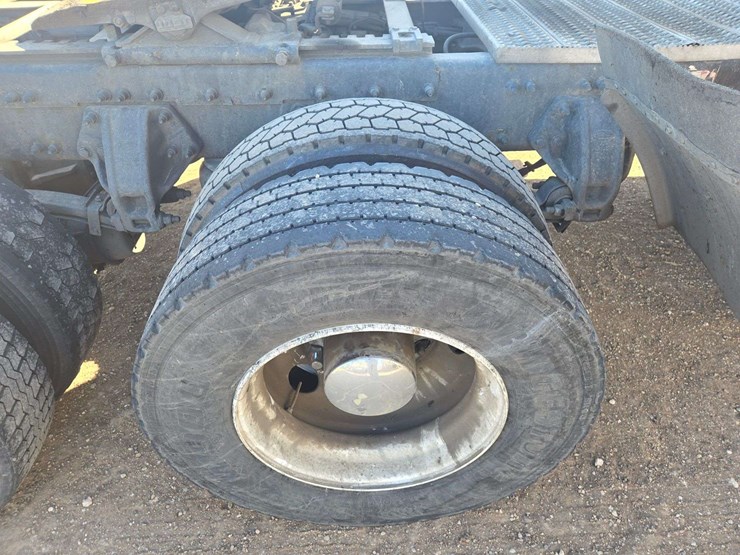 2013-peterbilt-386-image-10