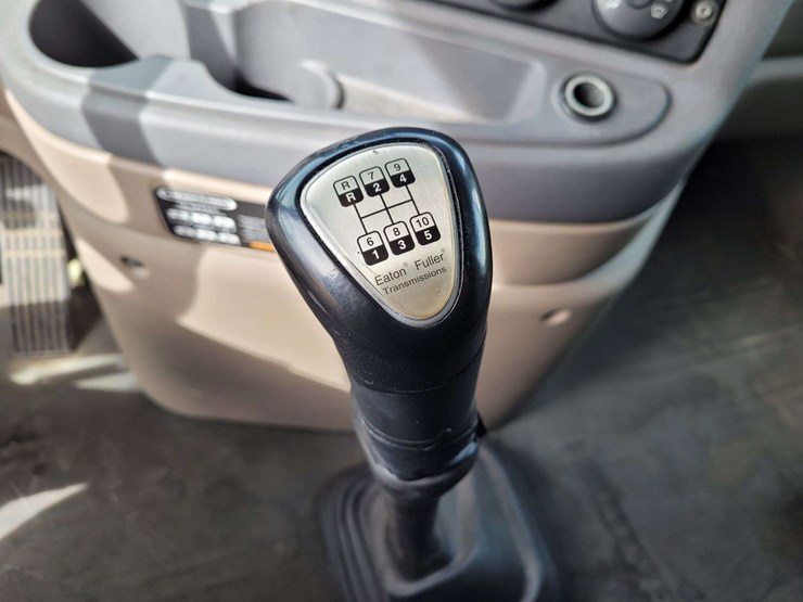 2013-freightliner-cascadia-125-image-16