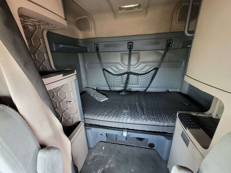 2013-freightliner-cascadia-125-image-13