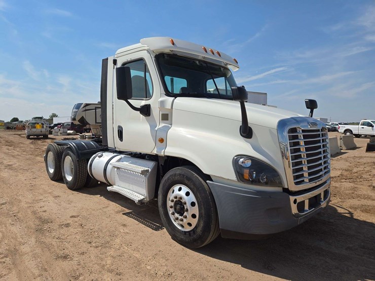 2014-freightliner-cascadia-125-image-2