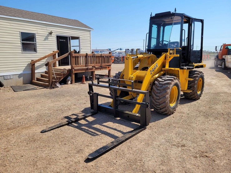 deere-244e-image-1