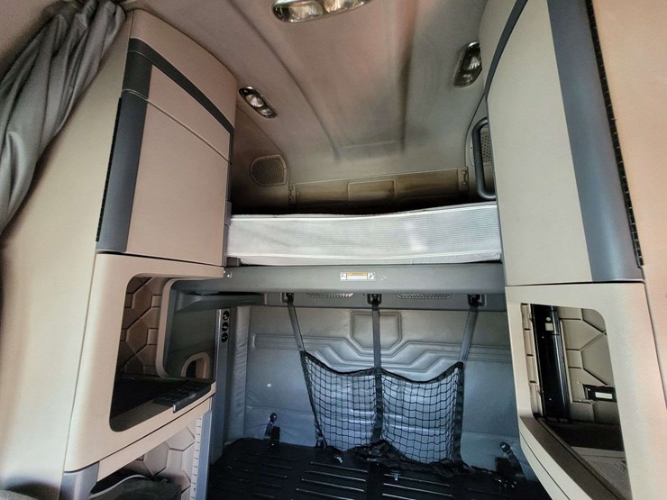 2013-freightliner-cascadia-125-image-13