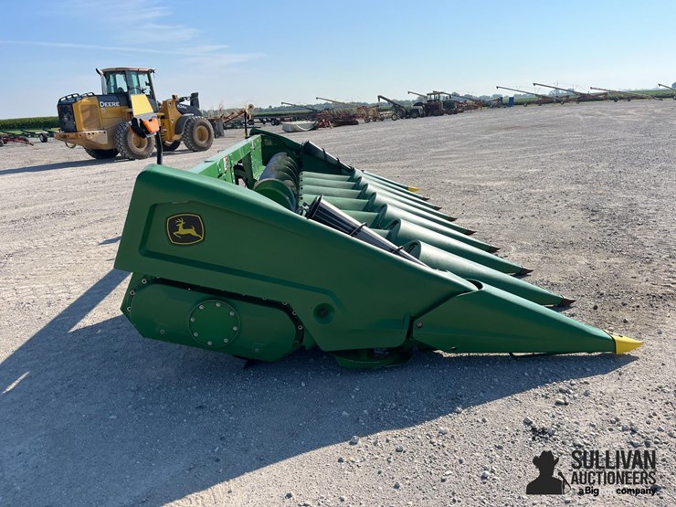 2021-john-deere-c8r-image-4