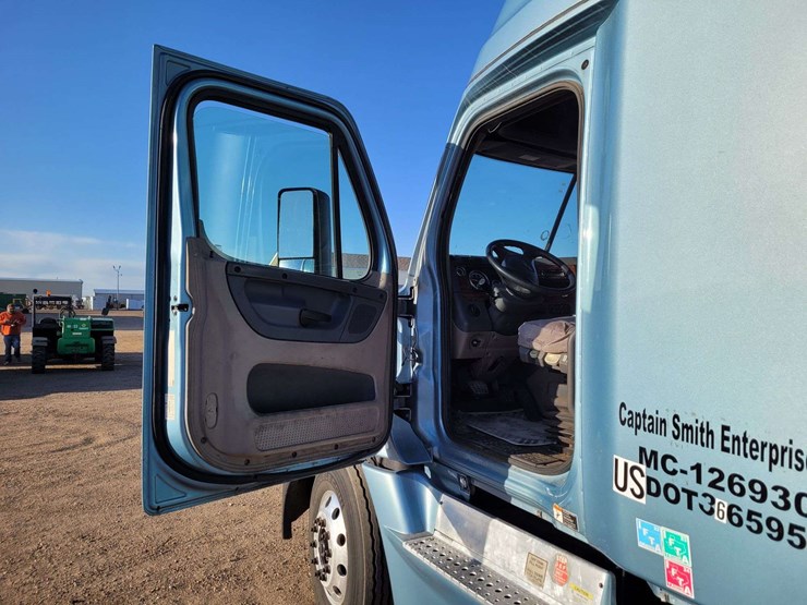 2014-freightliner-cascadia-125-image-9