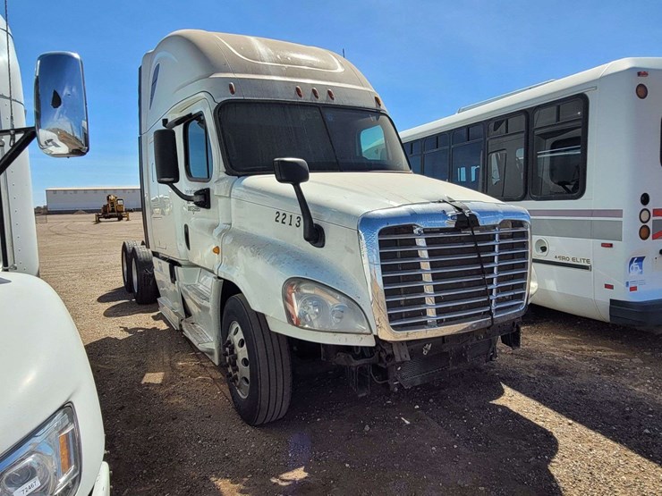 2013-freightliner-cascadia-125-image-3