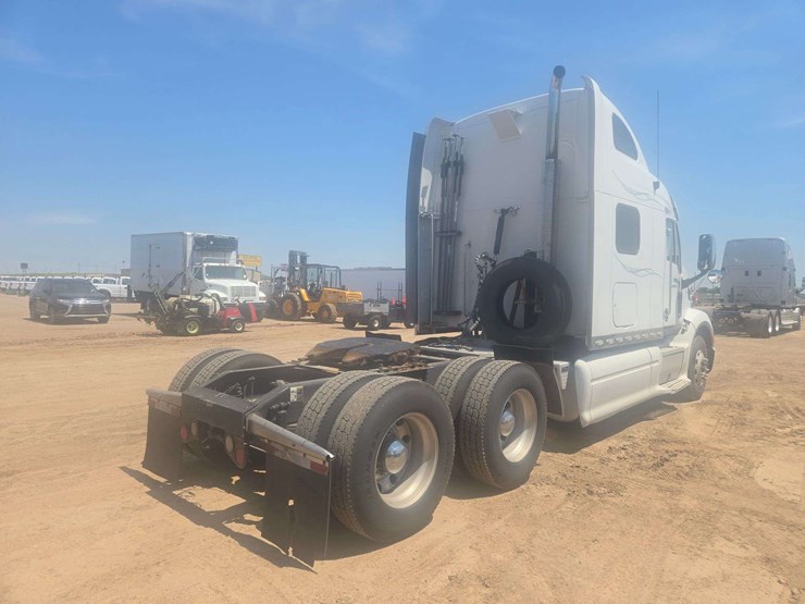 2013-peterbilt-587-image-3