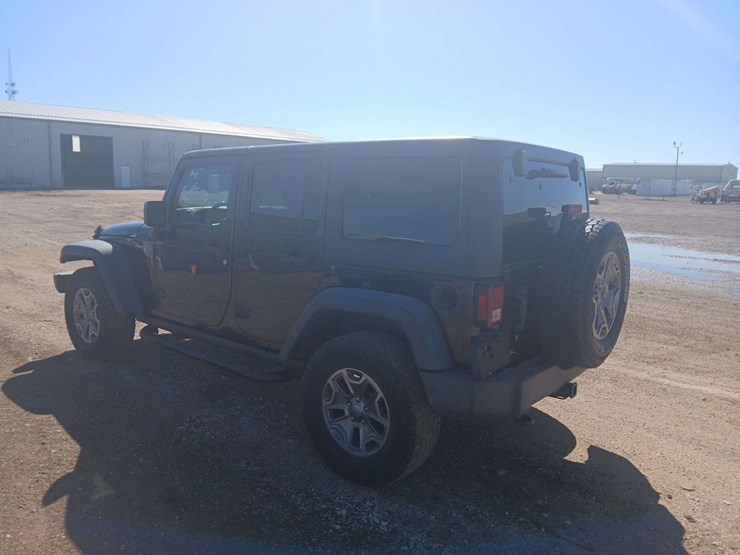 2013-jeep-wrangler-unlimited-rubicon-image-4