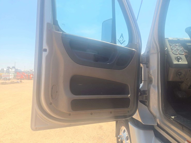 2009-freightliner-cascadia-125-image-10