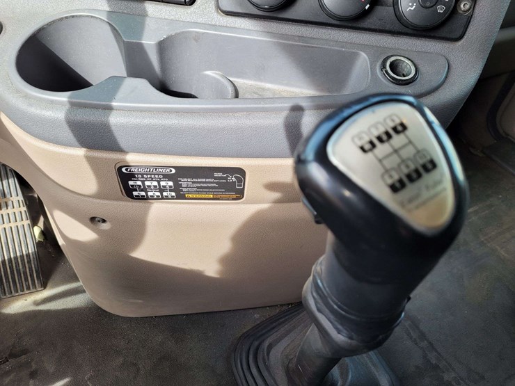 2013-freightliner-cascadia-125-image-15