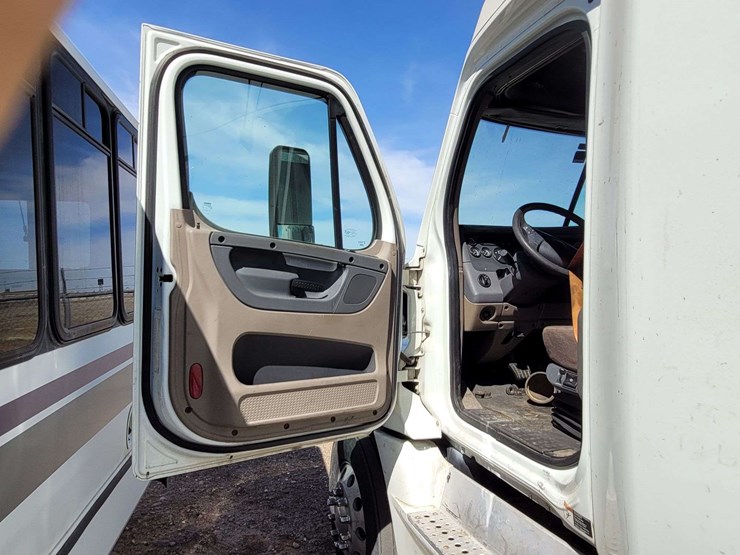 2013-freightliner-cascadia-125-image-9