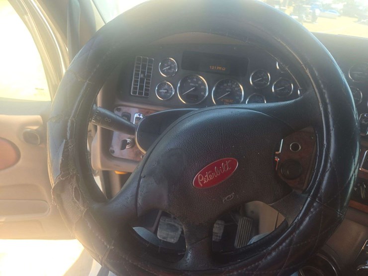 2013-peterbilt-587-image-21