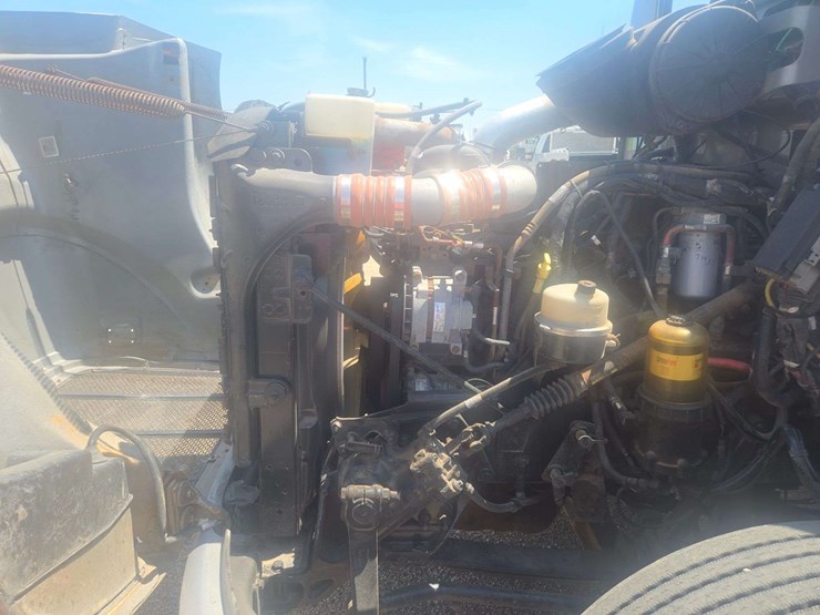 2013-peterbilt-384-image-24