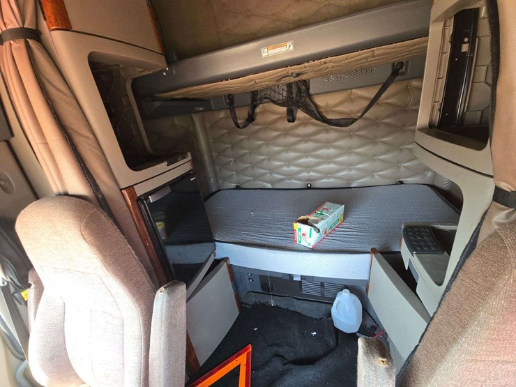 2014-freightliner-cascadia-125-image-12