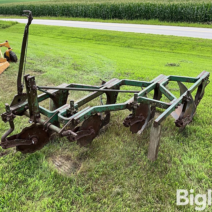 JOHN DEERE 810