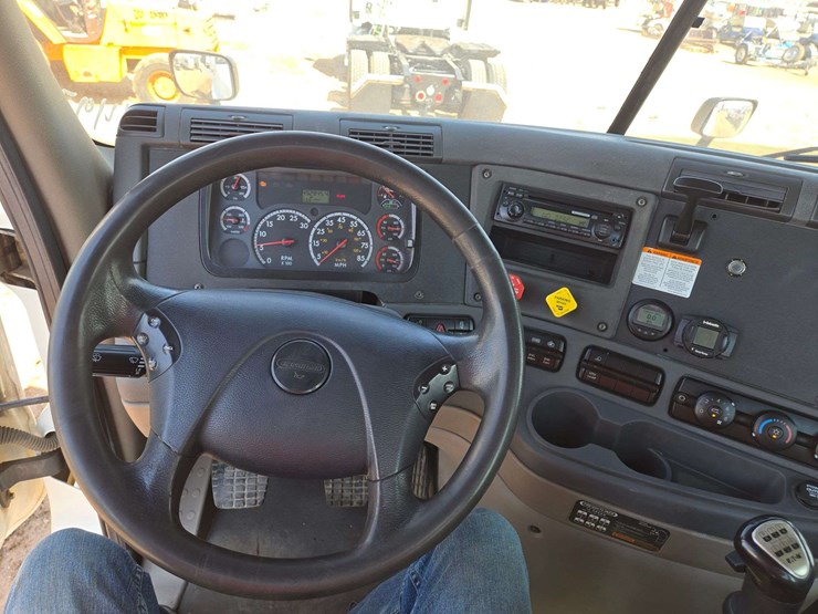 2014-freightliner-cascadia-125-image-12