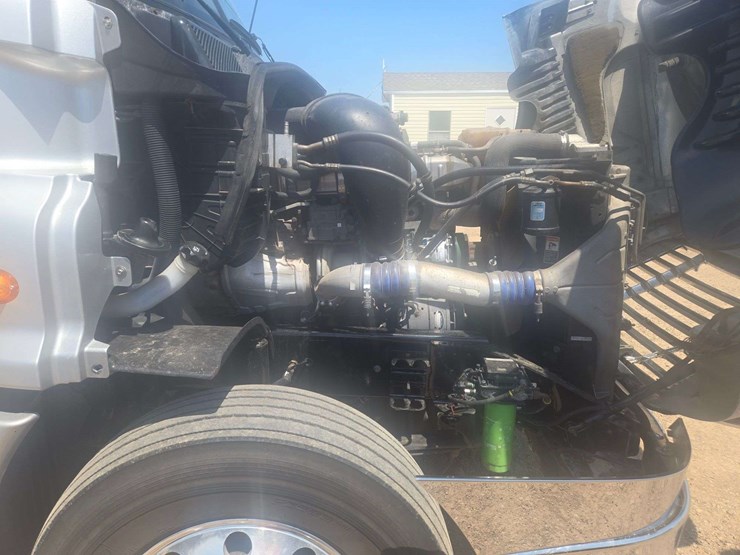 2009-freightliner-cascadia-125-image-25