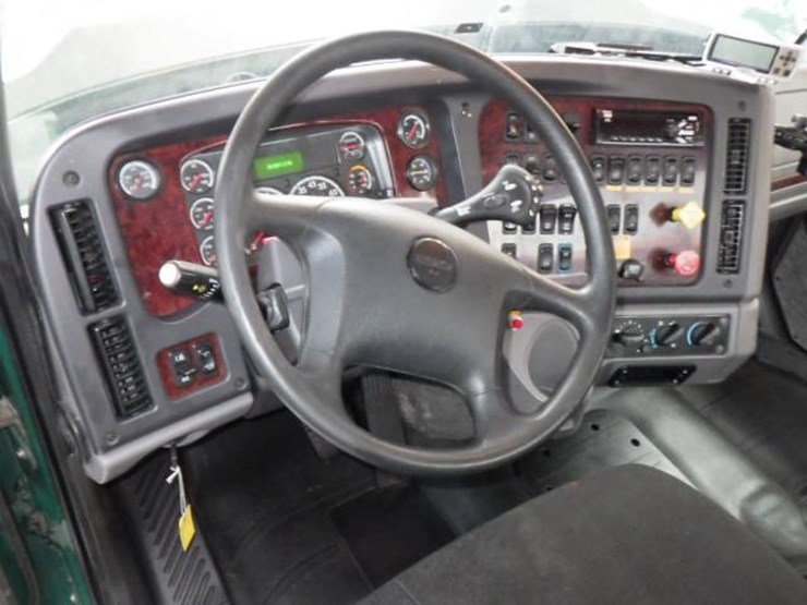 2020-freightliner-114sd-image-11