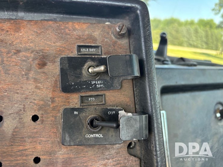 1999-peterbilt-385-image-69