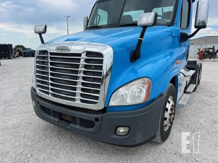 2013-freightliner-cascadia-113-image-18