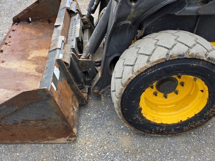new-holland-l225-image-29