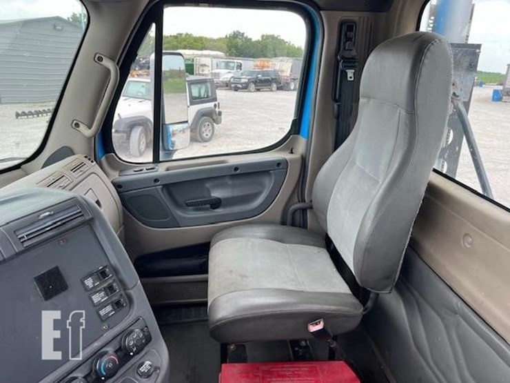 2013-freightliner-cascadia-113-image-53