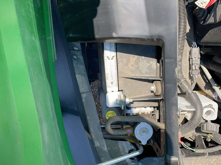 2023-john-deere-gator-image-22