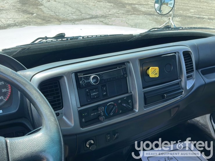 2015-hino-268-image-15