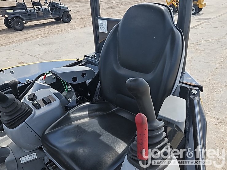 2023-deere-35g-image-32