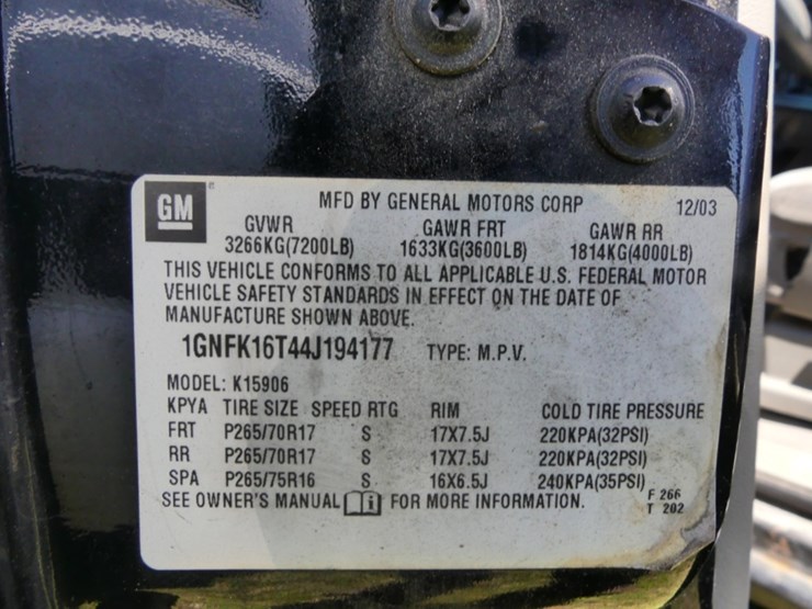 2004-chevrolet-suburban-image-16