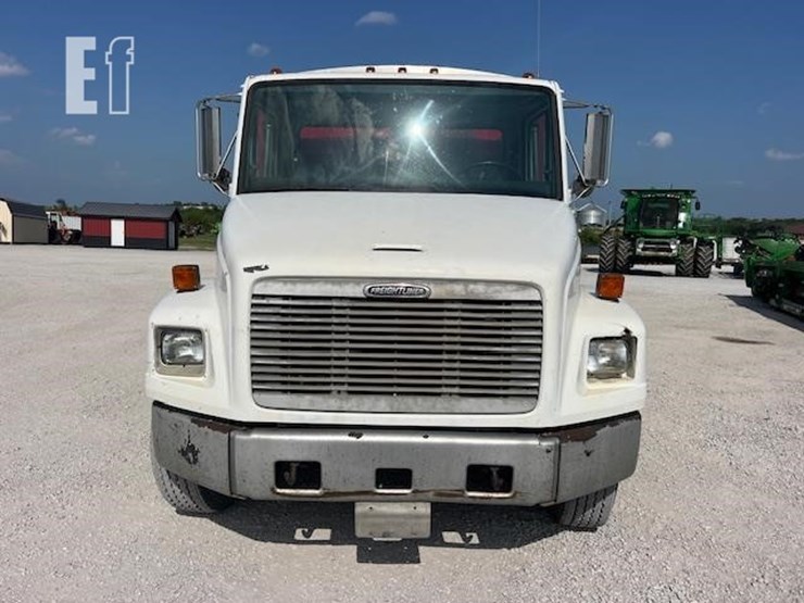 2003-freightliner-fl70-image-12
