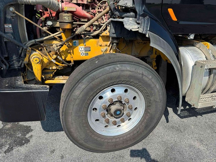 2016-peterbilt-567-image-19