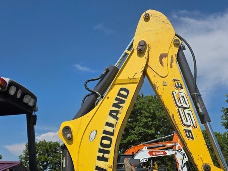 2011-new-holland-b95b-image-27
