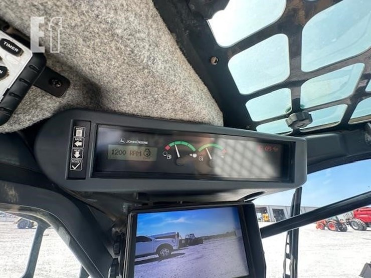2015-deere-320e-image-22