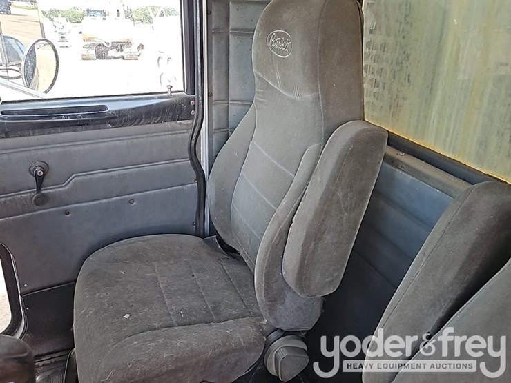 2002-peterbilt-330-image-26