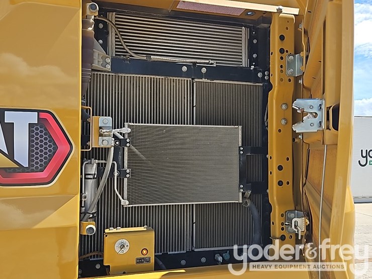 2022-caterpillar-320-image-30