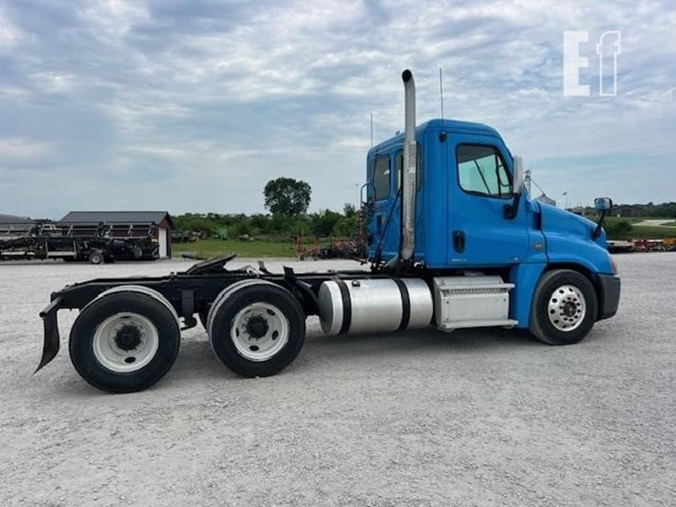 2013-freightliner-cascadia-113-image-7