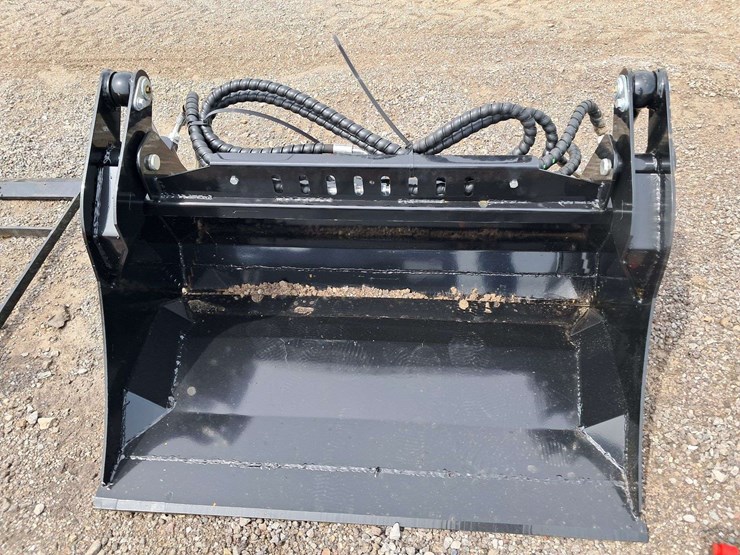 39"-mini-4-in-1-bucket-image-1